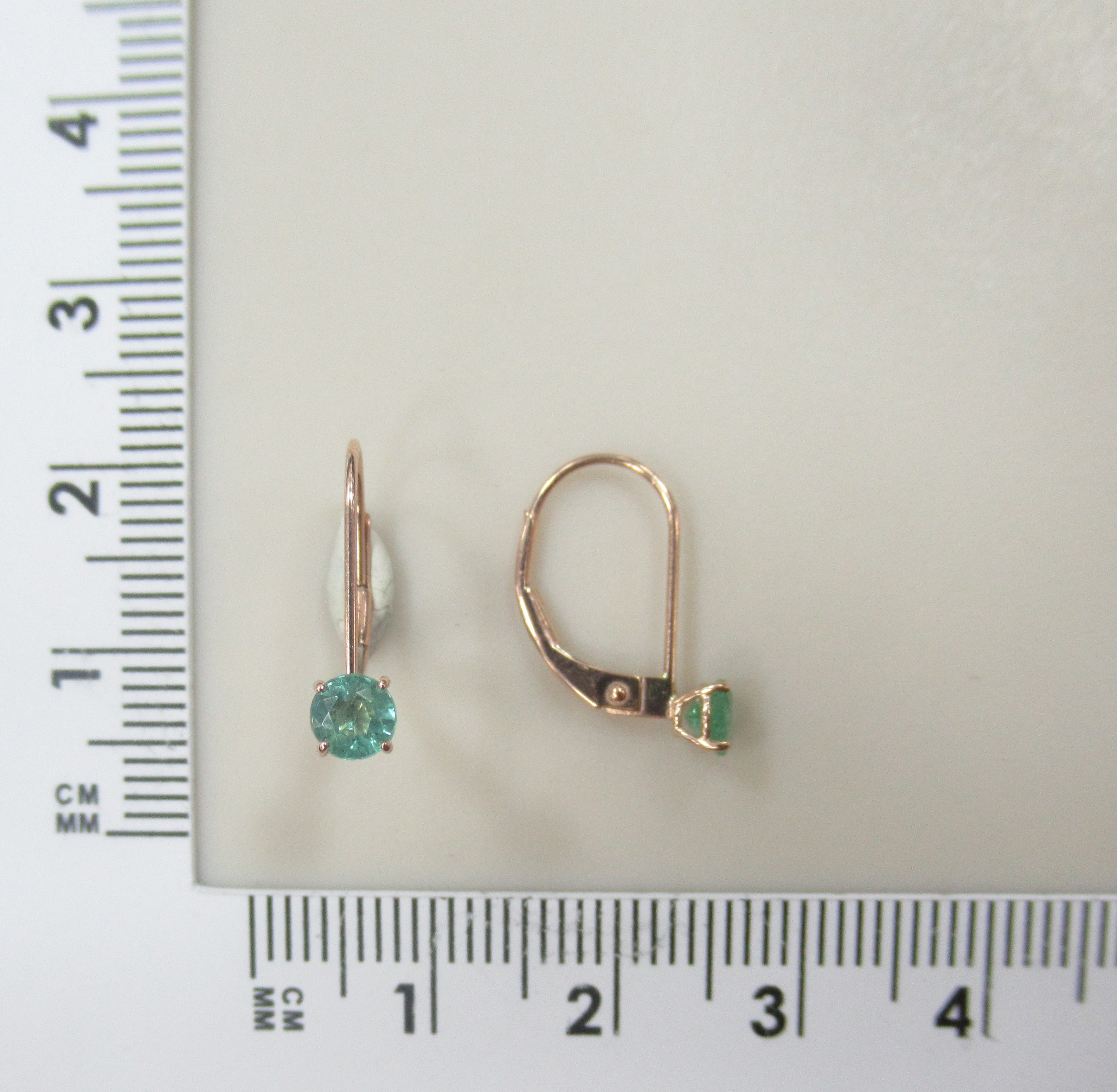 Серьги из золота с изумрудами